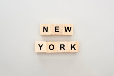 beyaz arka plan üzerinde New York yazı ile ahşap blokların üst görünümü