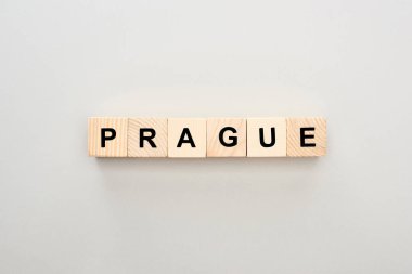 beyaz arka plan üzerinde Prag yazı ile ahşap blokların üst görünümü