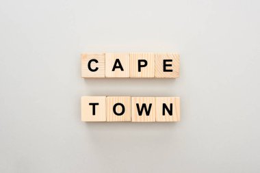 beyaz arka plan üzerinde Cape Town yazı ile ahşap blokların üst görünümü