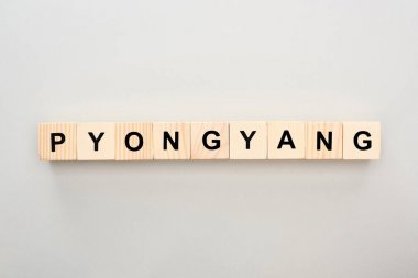 beyaz arka plan üzerinde Pyongyang yazı ile ahşap blokların üst görünümü