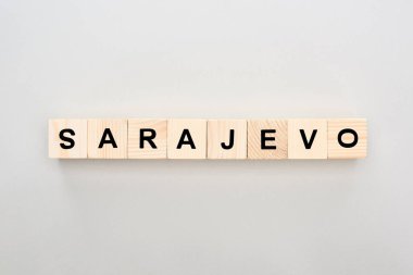 beyaz arka plan üzerinde Saraybosna yazı ile ahşap blokların üst görünümü