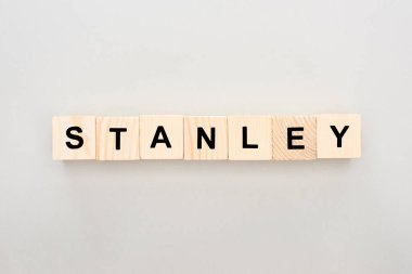 beyaz arka plan üzerinde Stanley yazı ile ahşap blokların üst görünümü