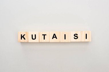 beyaz arka plan üzerinde Kutaisi yazı ile ahşap blokların üst görünümü