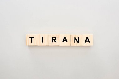 beyaz arka plan üzerinde Tiran yazıile ahşap blokların üst görünümü