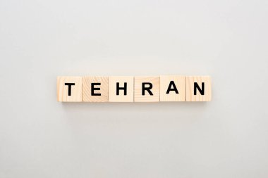 beyaz arka plan üzerinde Tahran yazı ile ahşap blokların üst görünümü
