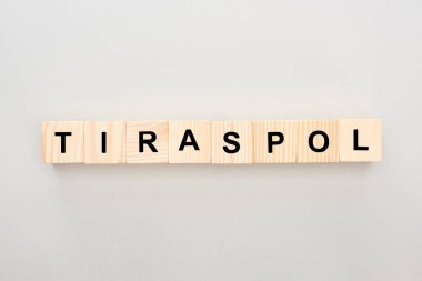 beyaz arka plan üzerinde Tiraspol yazı ile ahşap blokların üst görünümü