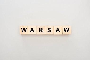 beyaz arka plan üzerinde Varşova yazı ile ahşap blokların üst görünümü