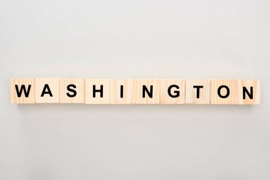 beyaz arka plan üzerinde Washington yazı ile ahşap blokların üst görünümü