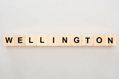 beyaz arka plan üzerinde Wellington yazı ile ahşap blokların üst görünümü