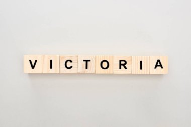 beyaz arka plan üzerinde Victoria yazı ile ahşap blokların üst görünümü