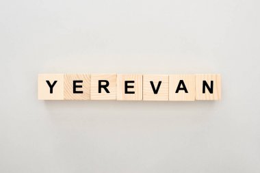 beyaz arka plan üzerine Erivan yazıile ahşap blokların üst görünümü