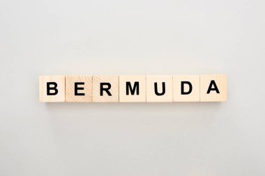 beyaz arka plan üzerinde Bermuda yazı ile ahşap blokların üst görünümü
