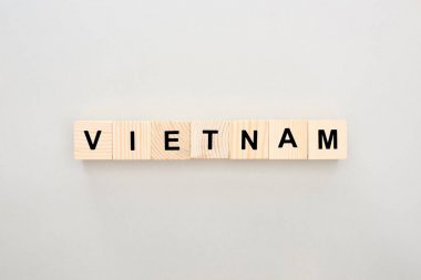 beyaz arka plan üzerinde Vietnam yazı ile ahşap blokların üst görünümü