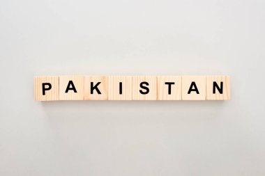 beyaz arka plan üzerinde Pakistan yazı ile ahşap blokların üst görünümü