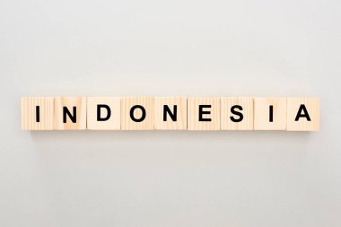 beyaz arka plan üzerinde Endonezya yazı ile ahşap blokların üst görünümü
