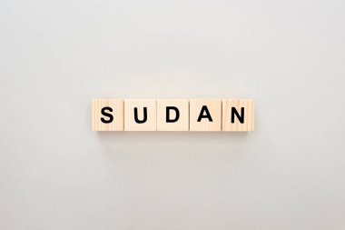 beyaz arka plan üzerinde Sudan yazı ile ahşap blokların üst görünümü