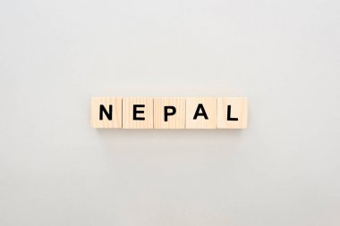 beyaz arka plan üzerinde Nepal yazı ile ahşap blokların üst görünümü