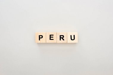 beyaz arka plan üzerinde Peru yazı ile ahşap blokların üst görünümü