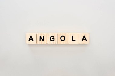beyaz arka plan üzerinde Angola yazı ile ahşap blokların üst görünümü