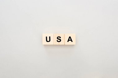 beyaz arka plan üzerine Abd yazı ile ahşap blokların üst görünümü