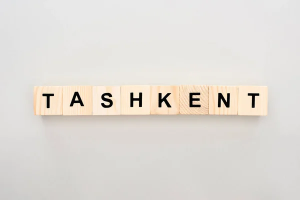 Vista Superior Blocos Madeira Com Letras Tashkent Sobre Fundo Branco — Fotografia de Stock