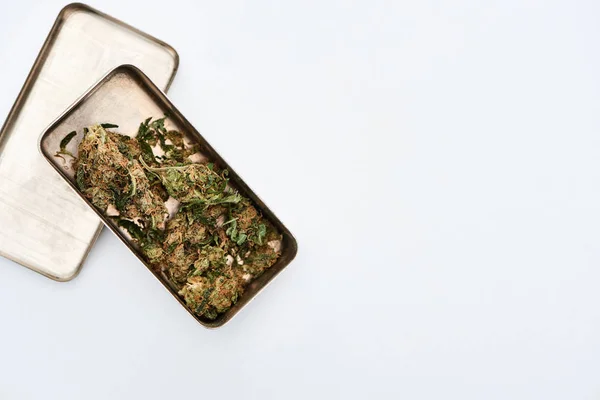 Beyaz Arka Plan Üzerinde Metal Kasa Marijuana Tomurcukları Üst Görünümü — Stok fotoğraf