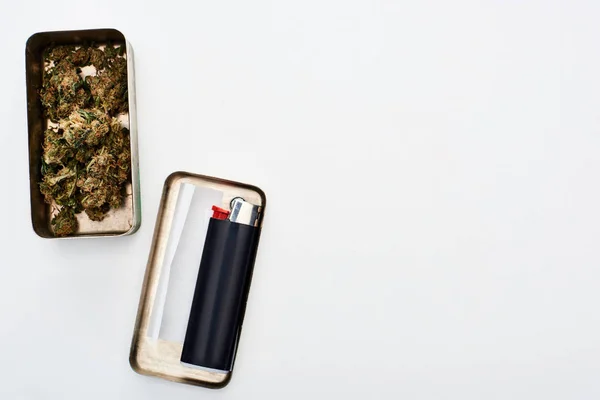 Vista Superior Caja Metal Con Brotes Marihuana Papel Liar Cerca — Foto de Stock