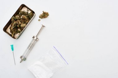 beyaz arka plan üzerinde marihuana tomurcukları, eroin ve şırınga üst görünümü