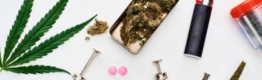 marihuana tomurcukları üst görünümü, esrar yaprağı, haplar ve beyaz arka plan üzerinde şırıngalar, panoramik çekim