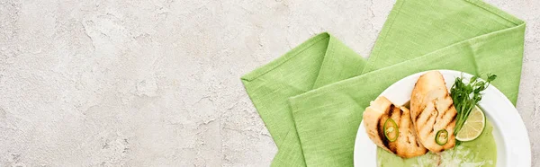 Панорамний Знімок Смачного Вершково Зеленого Овочевого Супу Паростками Грінками Поданими — стокове фото