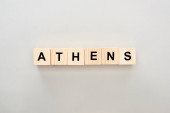 pohled na dřevěné bloky s athénským písmem na šedém pozadí