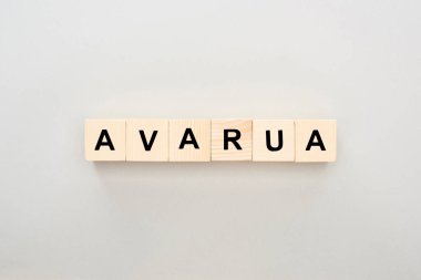 gri arka plan üzerinde Avarua yazı ile ahşap blokların üst görünümü