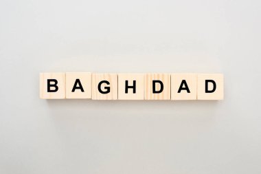 gri arka plan üzerinde Bağdat yazı ile ahşap blokların üst görünümü