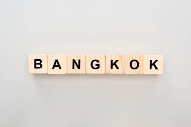 gri arka plan üzerinde Bangkok yazı ile ahşap blokların üst görünümü
