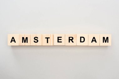 gri arka plan üzerinde Amsterdam yazı ile ahşap blokların üst görünümü