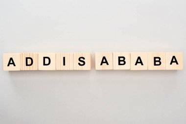 gri arka plan üzerinde Addis Ababa yazı ile ahşap blokların üst görünümü