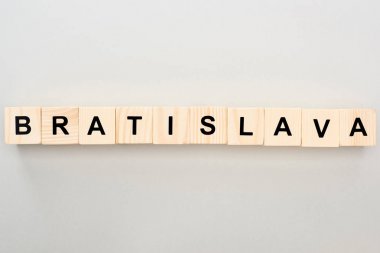 gri arka plan üzerinde Bratislava yazı ile ahşap blokların üst görünümü