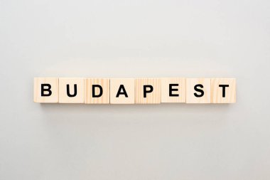 gri arka plan üzerinde Budapeşte yazı ile ahşap blokların üst görünümü