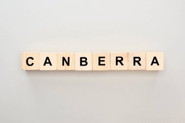 gri arka plan üzerinde Canberra yazı ile ahşap blokların üst görünümü