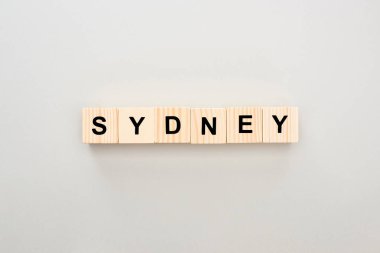 gri arka plan üzerinde Sydney yazı ile ahşap blokların üst görünümü