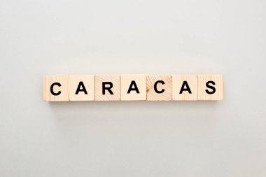 gri arka plan üzerinde Caracas yazı ile ahşap blokların üst görünümü