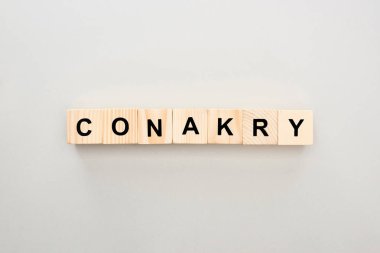 gri arka plan üzerinde Conakry yazı ile ahşap blokların üst görünümü