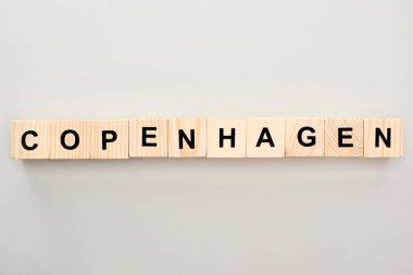 gri arka plan üzerinde Kopenhag yazı ile ahşap blokların üst görünümü