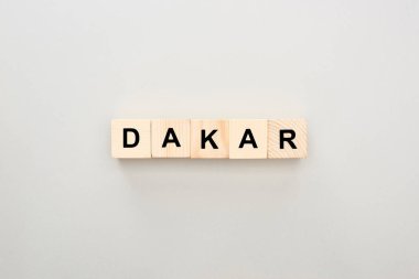 gri arka plan üzerinde Dakar yazı ile ahşap blokların üst görünümü
