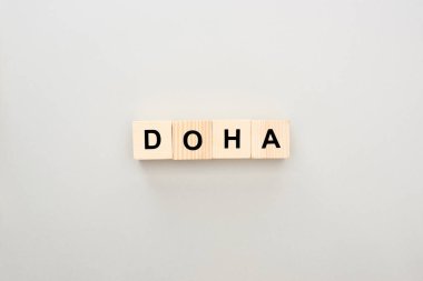 gri arka plan üzerinde Doha yazı ile ahşap blokların üst görünümü