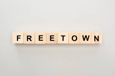 gri arka plan üzerinde Freetown yazı ile ahşap blokların üst görünümü