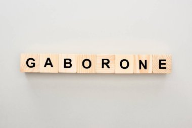 gri arka plan üzerinde Gaborone yazı ile ahşap blokların üst görünümü
