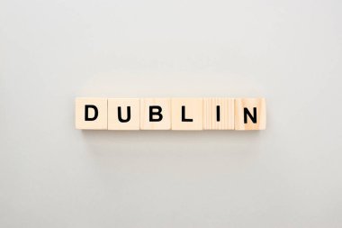 gri arka plan üzerinde Dublin yazı ile ahşap blokların üst görünümü