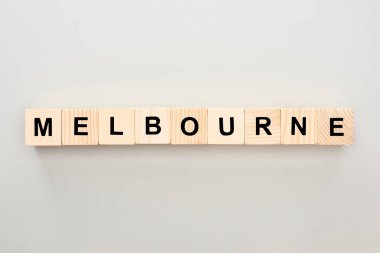 gri arka plan üzerinde Melbourne yazı ile ahşap blokların üst görünümü