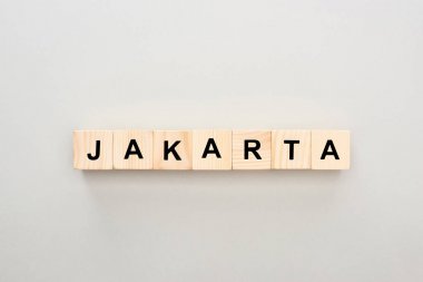 gri arka plan üzerinde Jakarta yazı ile ahşap blokların üst görünümü